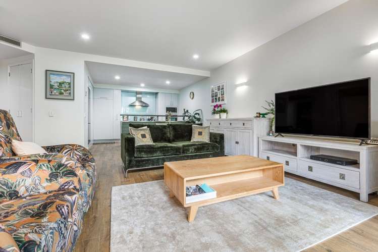 GC/20 Pakenham Street East  (with 2 carparks) 10015_5