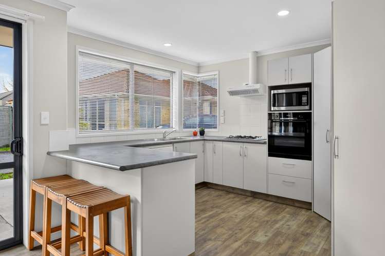 7 Kingroyal Lane Hamilton East_5