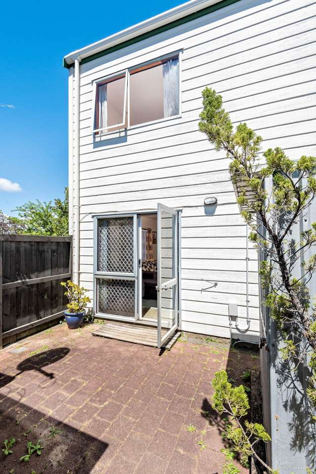 42 Fred Woodward Place Mount Roskill_2