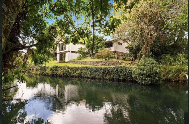 Fantastic Furnished Three-Bedroom Waterside Home