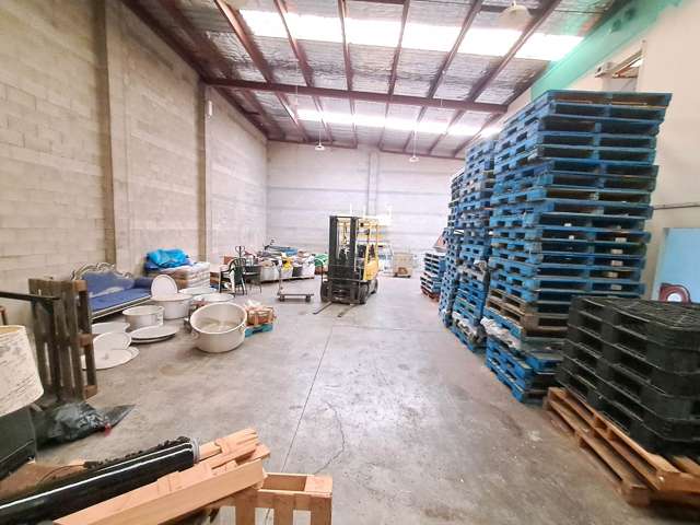 URGENT SALE - 360M² ON SALEYARDS

 