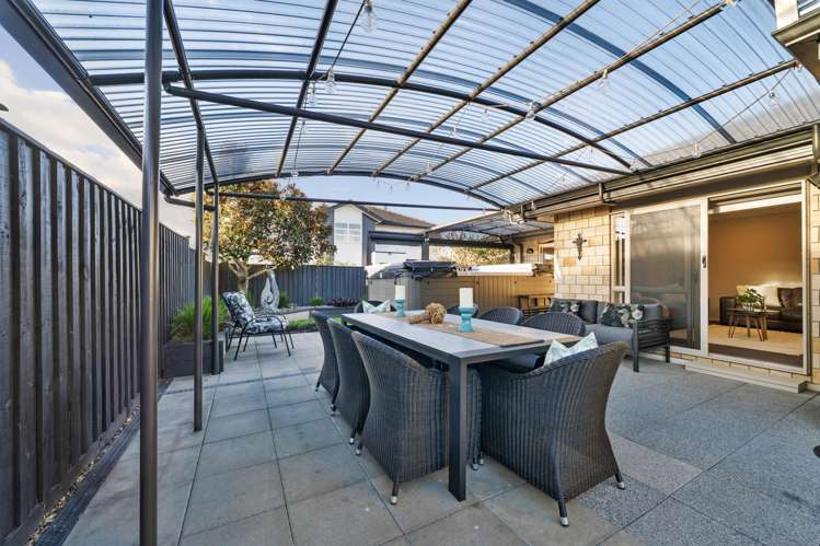 8 Belfry Place Wattle Downs_13