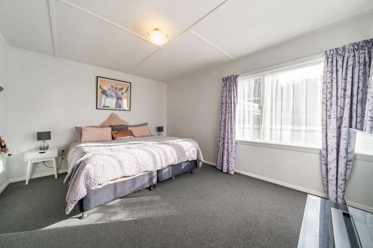 2 Davis Grove Wainuiomata_9