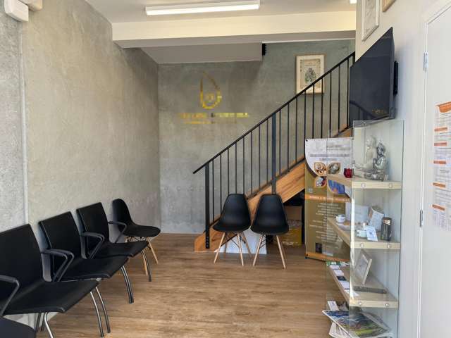 Modern Office & Storage Unit - Prime Location