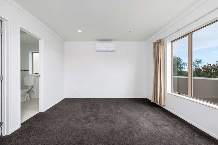 82 Rivervale Grove Stanmore Bay_17