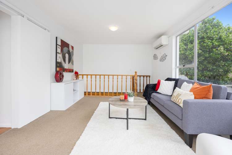 9 Piccadilly Circus Snells Beach_29