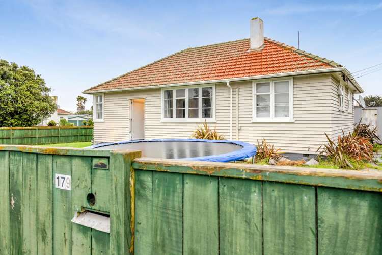 179 Egmont Street Patea_17