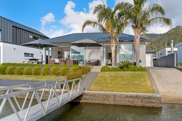 Waterfront Luxury - Easy Living!