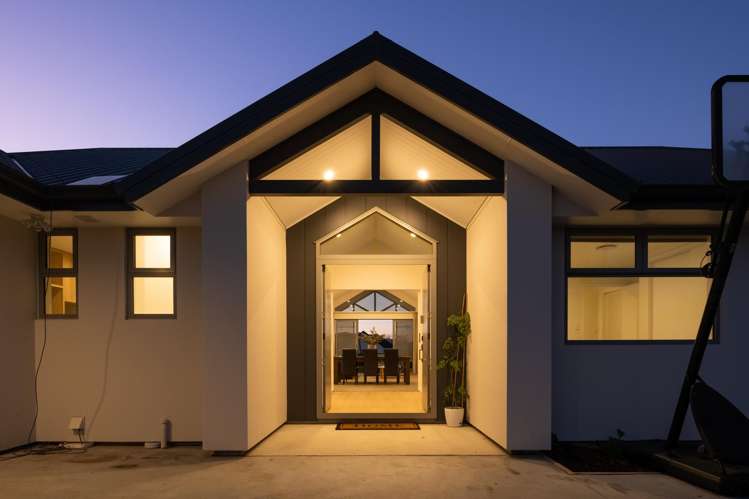 14 Waters Avenue Burleigh_41