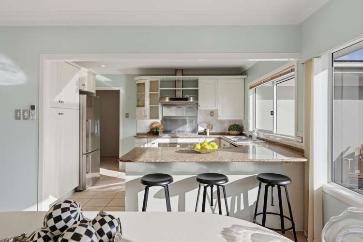 10 Etherege Place Mellons Bay_11