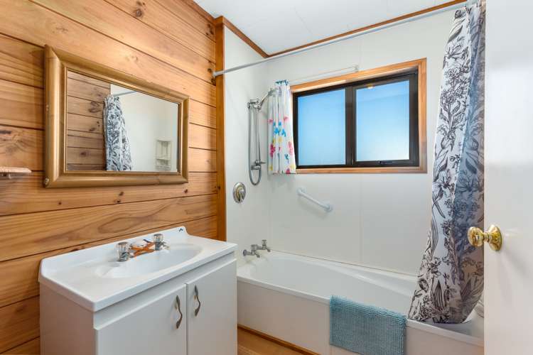 69a Mana Esplanade Paremata_11