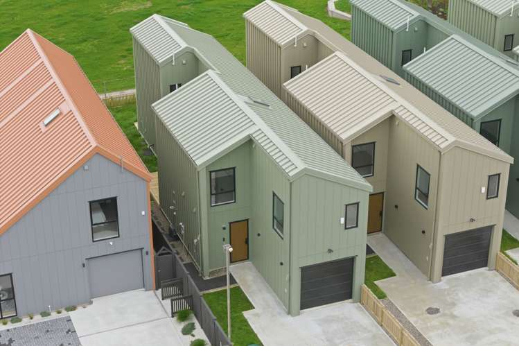 17 Karaka Village Parade Karaka_1