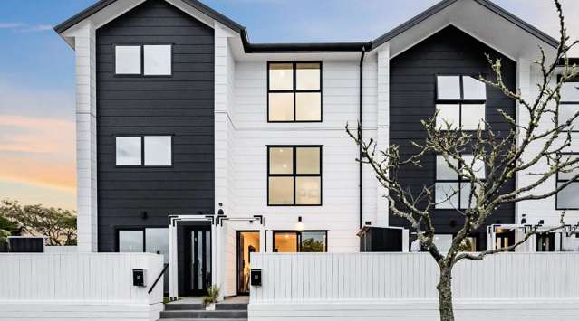 MODERN, 3 LEVEL, 2 BEDROOM TOWNHOUSE