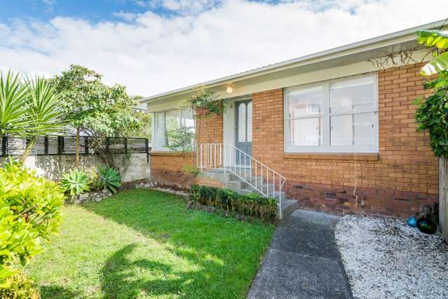 2 Bedroom Brick and Tile House in Belmont