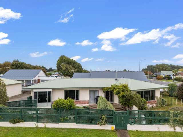 Spacious Family Home in Prime Strathern Location!
