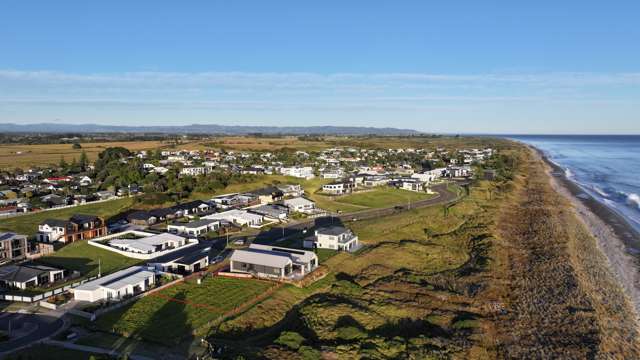 Design the ultimate coastal beachfront home!