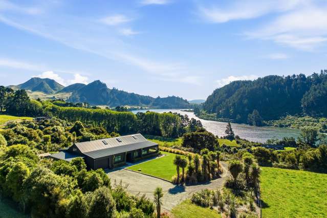 Relaxed Lakeside Living at Its Best