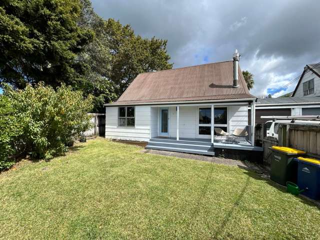 PET FRINEDLY - Fully Fenced Close to Shops & Bus