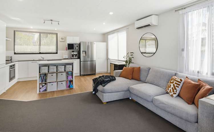 2/342C Royal Road Massey_7