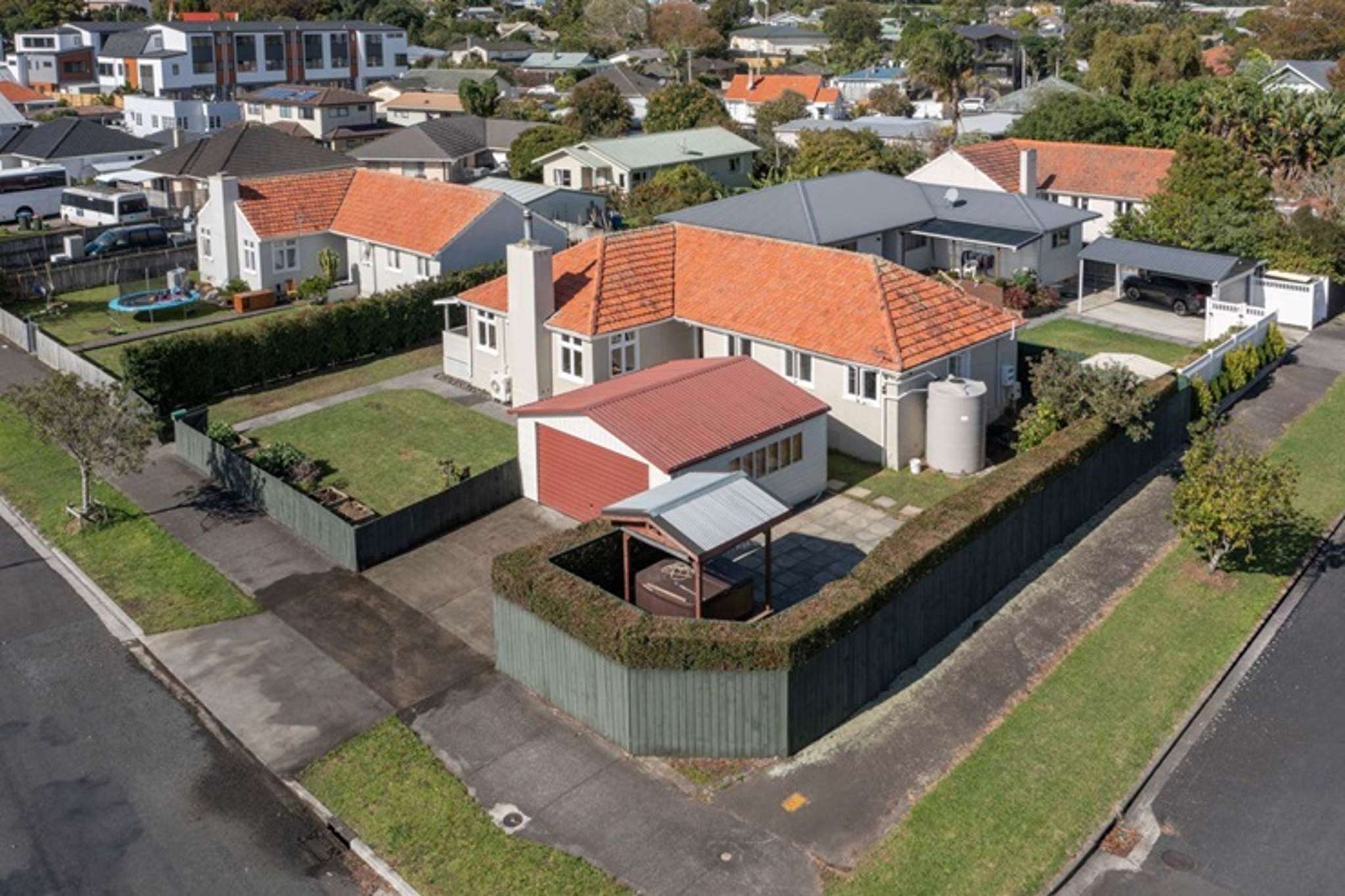 Bungalow smashes past the reserve, delivers vendors $1m profit