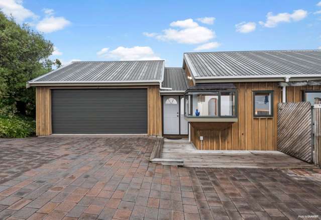 Bright & Spacious 4-Bedroom Home with Double G...