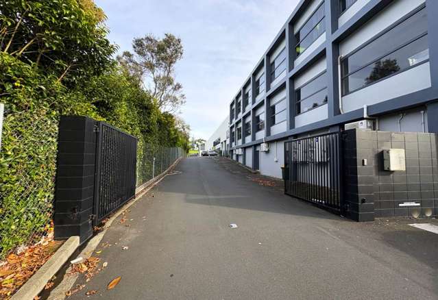 AFFORDABLE 165M² UPSTAIRS OFFICE FOR LEASE