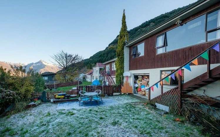 16b Arawata Terrace Fernhill/Sunshine Bay_11