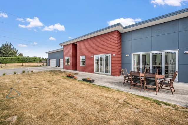 Opportunity Knocks – Modern Home & massive garage