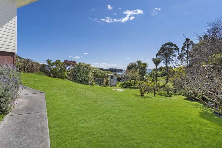 29 Hawke Crescent Beachlands_12