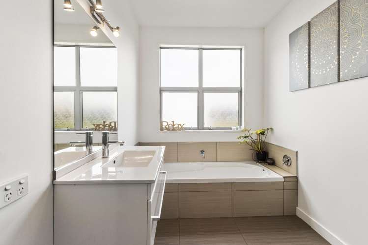 21 Torbay Avenue Lake Hood_19