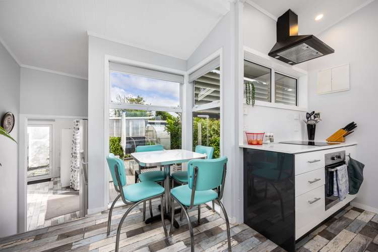 11 Piccadilly Circus Snells Beach_25