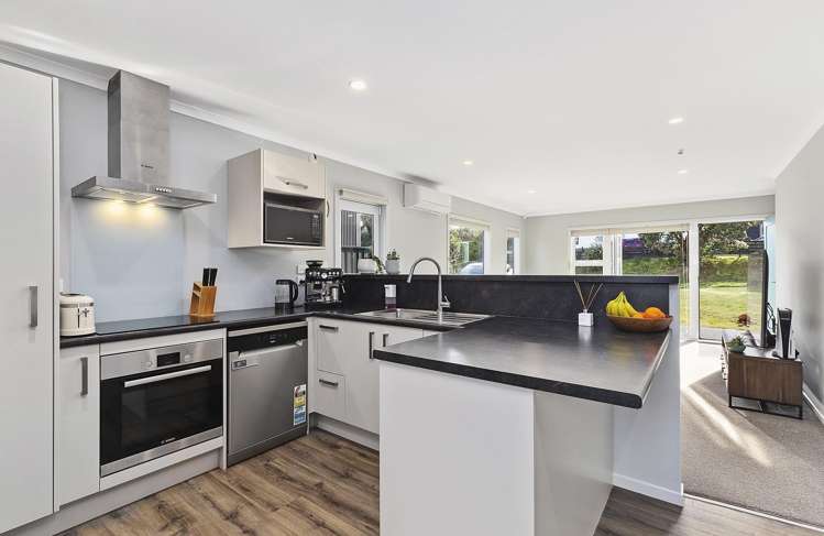 2/1 Murphy Place Titahi Bay_7
