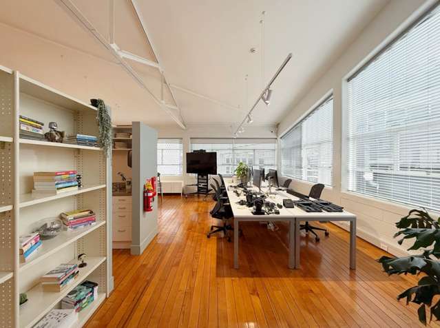 STUNNING CITY FRINGE OFFICE