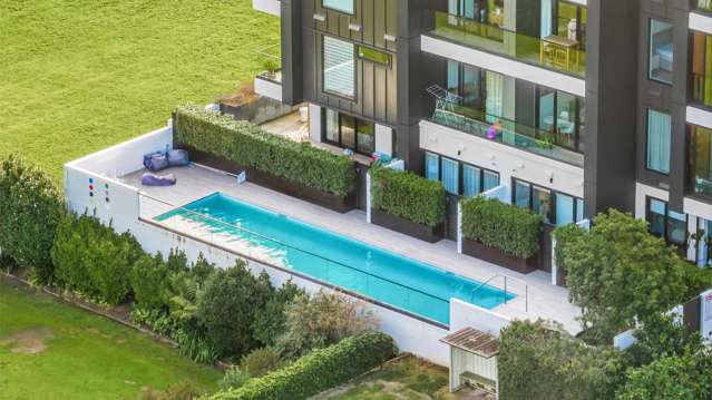 Stylish Seaside Lock n Leave - Investor Cashing Up