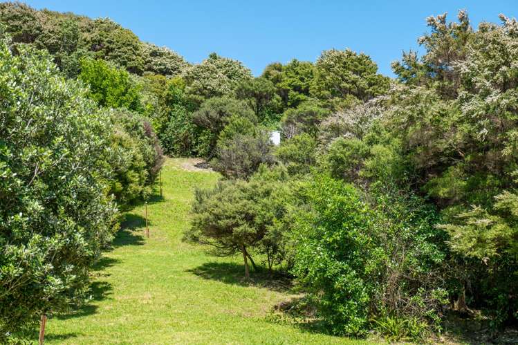 9 Empire Avenue Enclosure Bay_12