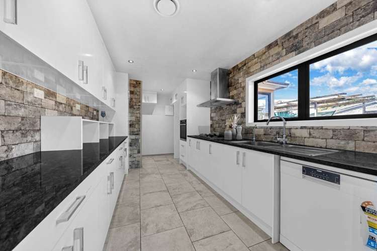 8 Papatahi Place Henderson_24