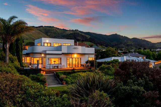 Shearer's Charm With Superb Extras!