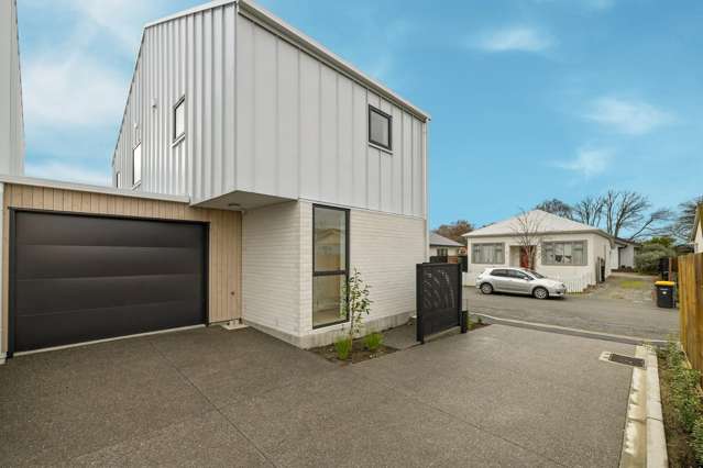 Functional 3 bedroom with internal garage!