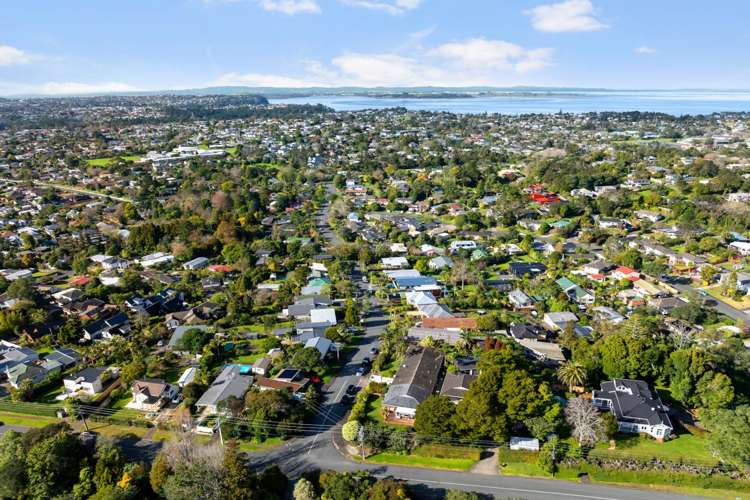 1B De Val Drive Titirangi_19