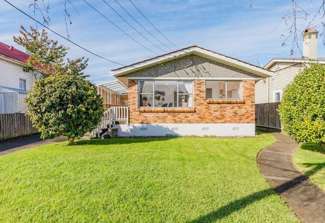 Charming 2-Bedroom Unit in Epsom – Top School Zone