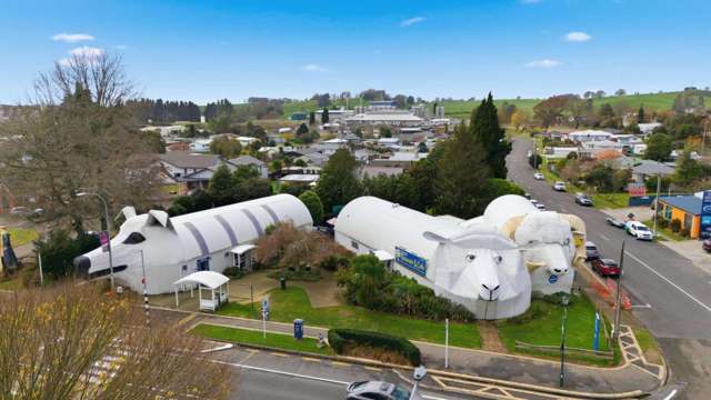 Baagain: Tirau’s giant iron sheep and ram sell for over $1.5m - bids blast past the RV