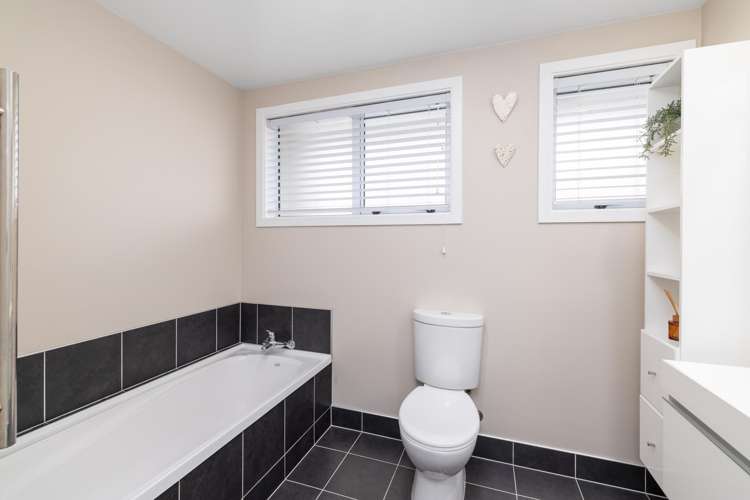 10 Karnak Crescent Russley_11