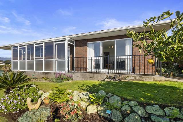 LOW MAINTENANCE LIVING, STUNNING ELEVATED VIEWS