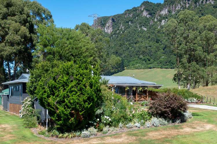 402 Apirana Road Horohoro_19