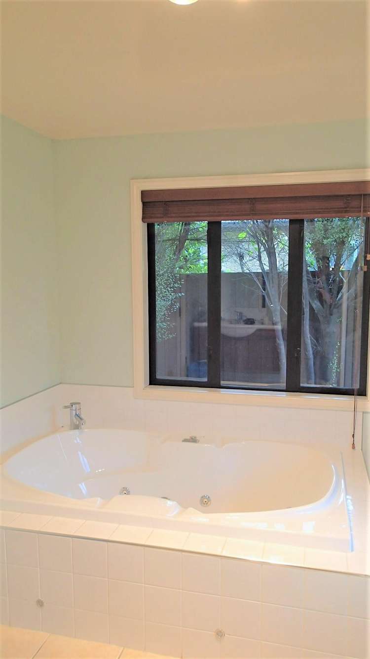 24 Glastonbury Drive Burwood_10