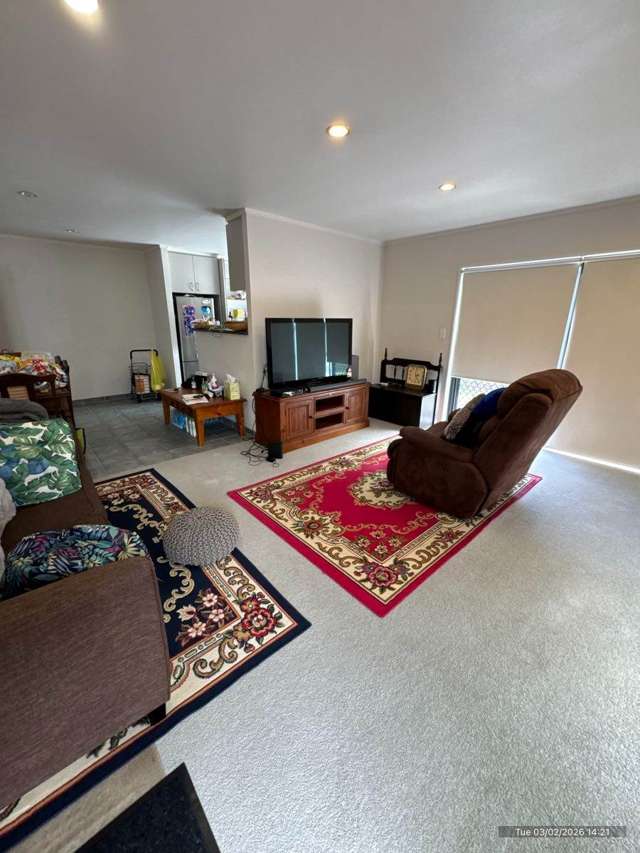 Sun-Drenched Cedar Sanctuary in Heart of Pt Chev