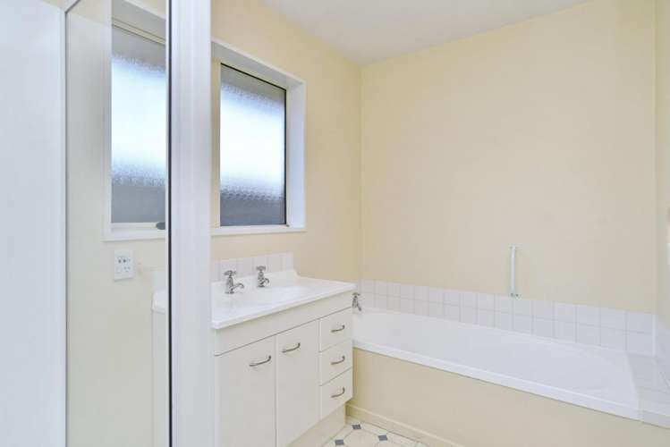 2c Hilton Drive Amberley_16