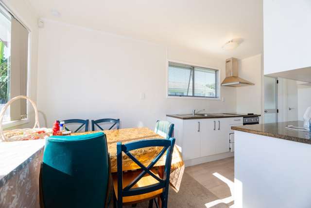 1/15 Frobisher Way Clendon Park_4