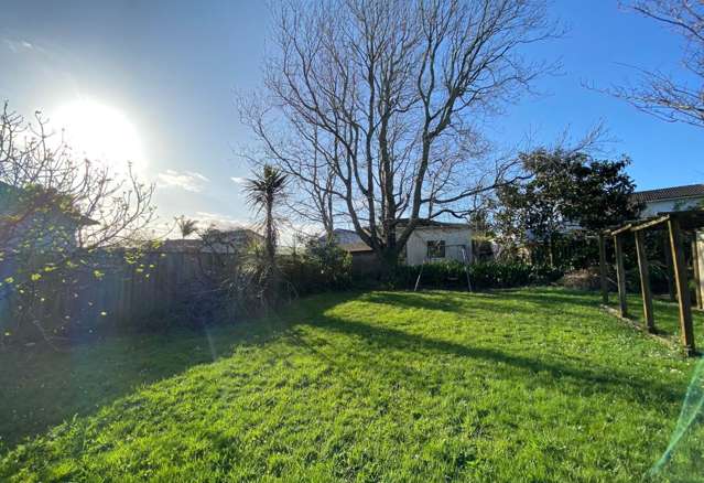 Expansive Family Living in Pakuranga Heights!