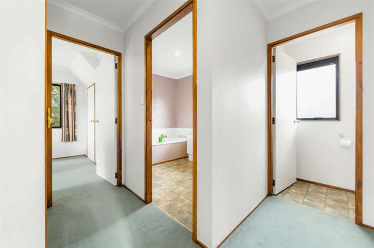 8 Surrey Lane Glenview_10